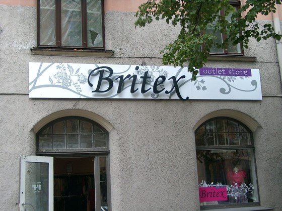 Britex burti ar apgaismojumu uz sienu (1)