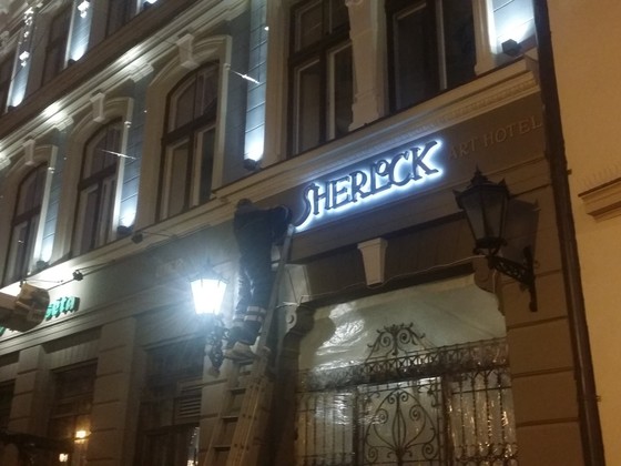 Sherlock Art Hotel LED izkartne (7)
