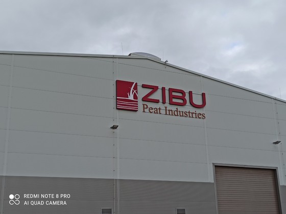 Zibu logo uz fasades (2)