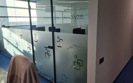 Оклейка стеклянных перегородок в офисах