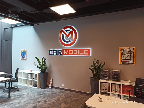 CarMobile logo ar apgaismojumu uz sienu