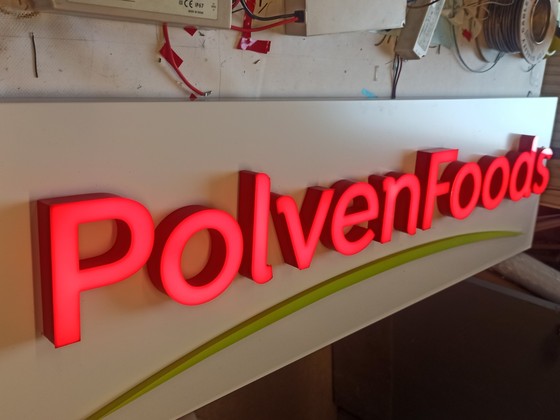 Izstades LED logo uz pamatnes (1)