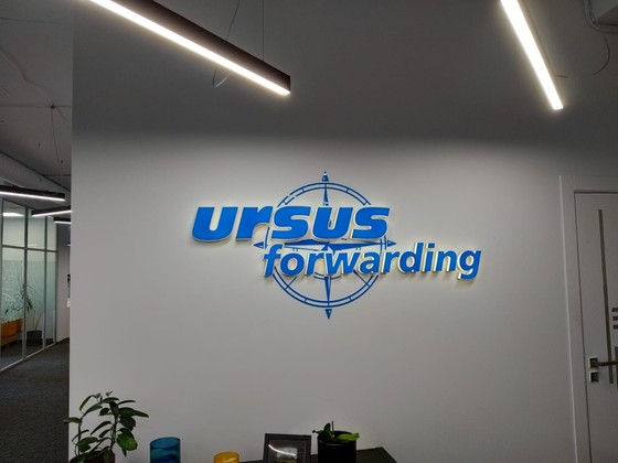 Ursus forwarding LED logo uz sienu