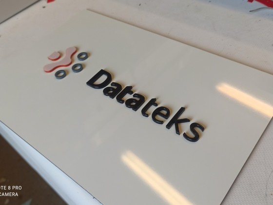 Datateks akrila burti (1)