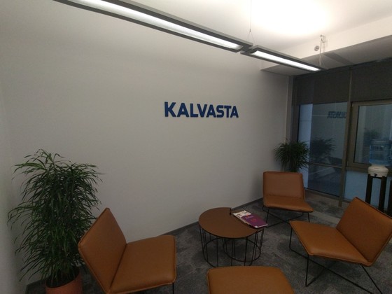 Kalvasta krasots PVH logo