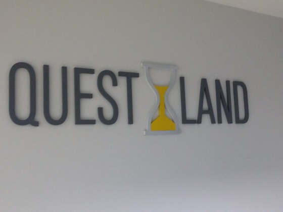 Questland logo no plastikāta (4)