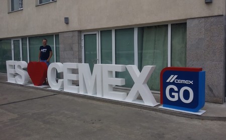 Свободностоящие буквы и лого